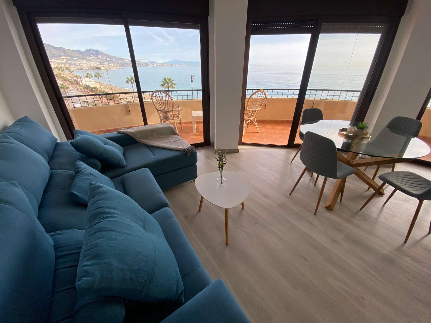 Vivienda Renovada con Vistas al Mar en Fuengirola: Tu Refugio Costero Perfecto