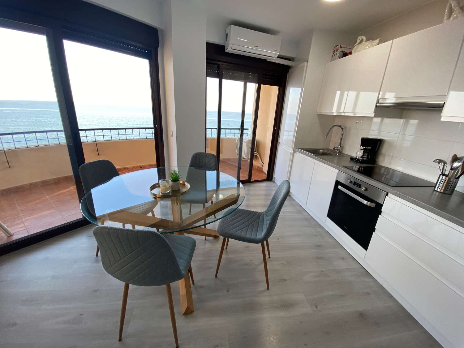 Vivienda Renovada con Vistas al Mar en Fuengirola: Tu Refugio Costero Perfecto