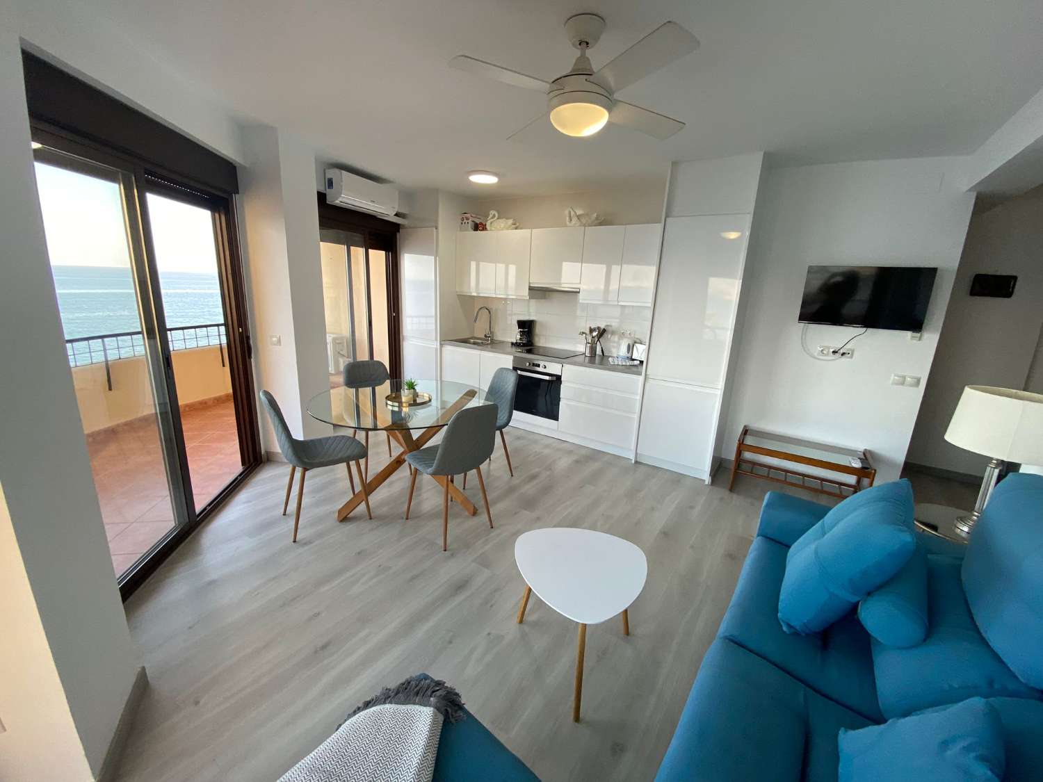 Vivienda Renovada con Vistas al Mar en Fuengirola: Tu Refugio Costero Perfecto