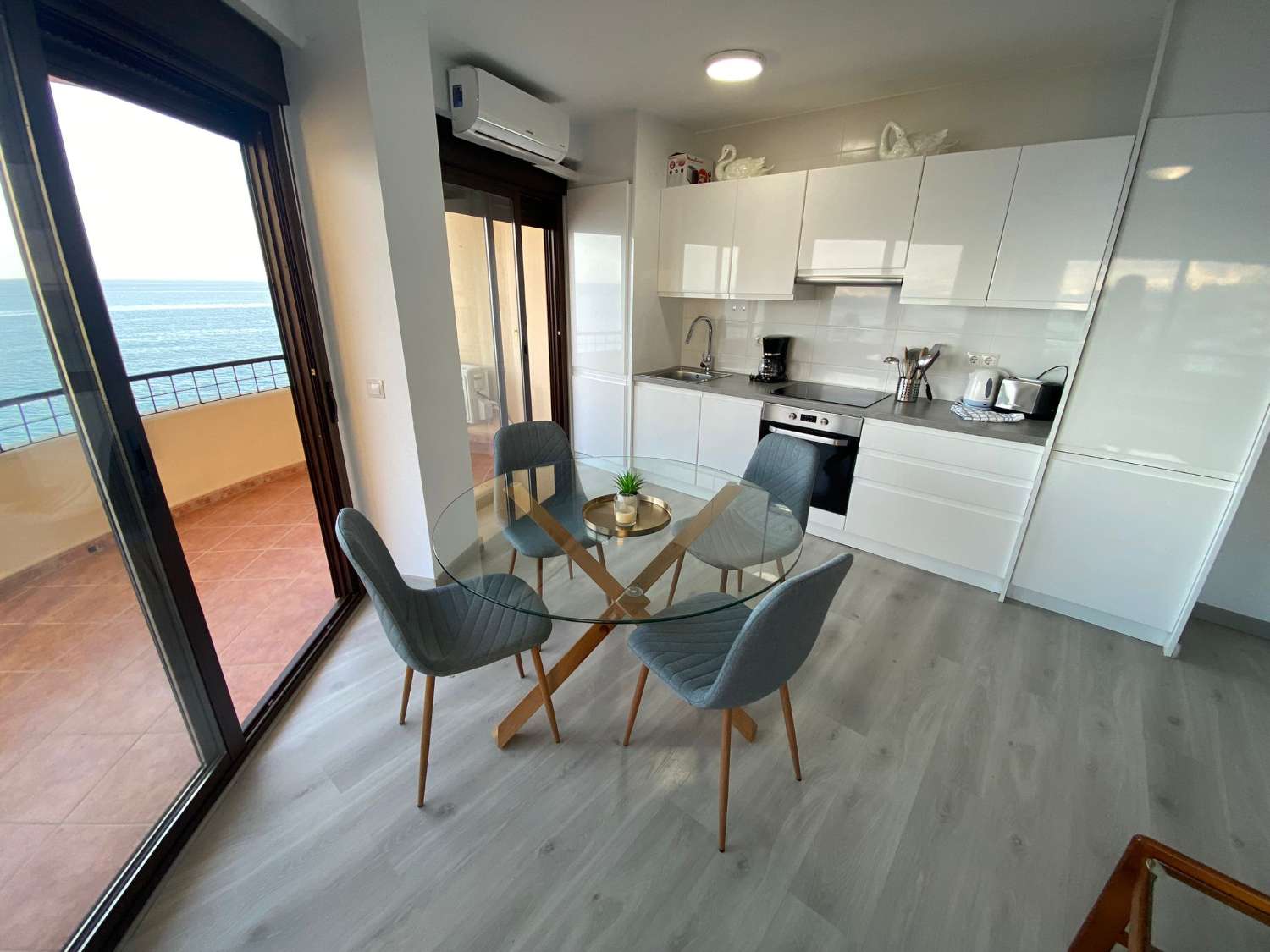 Vivienda Renovada con Vistas al Mar en Fuengirola: Tu Refugio Costero Perfecto