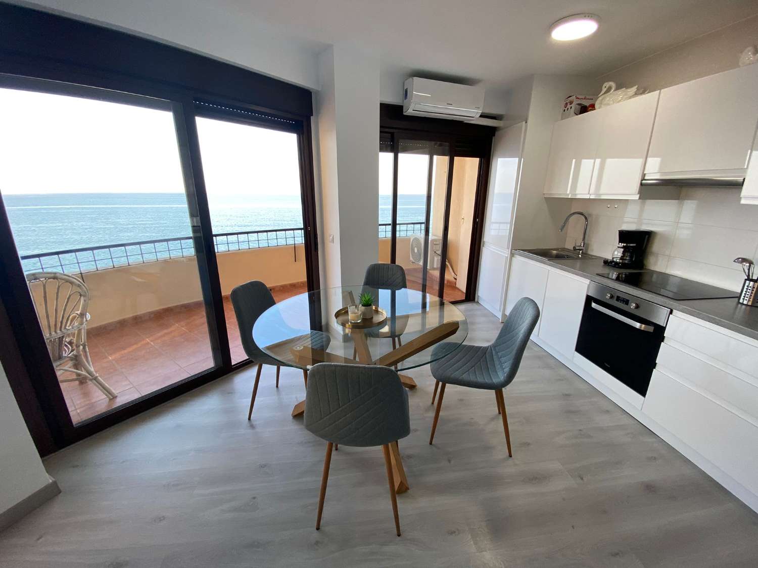 Vivienda Renovada con Vistas al Mar en Fuengirola: Tu Refugio Costero Perfecto