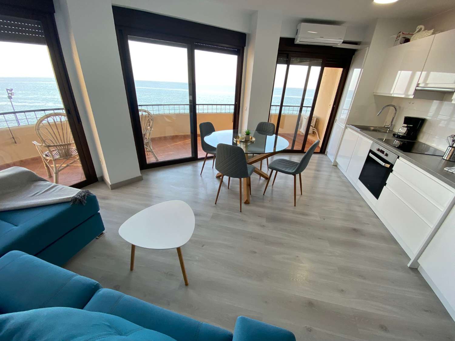 Vivienda Renovada con Vistas al Mar en Fuengirola: Tu Refugio Costero Perfecto