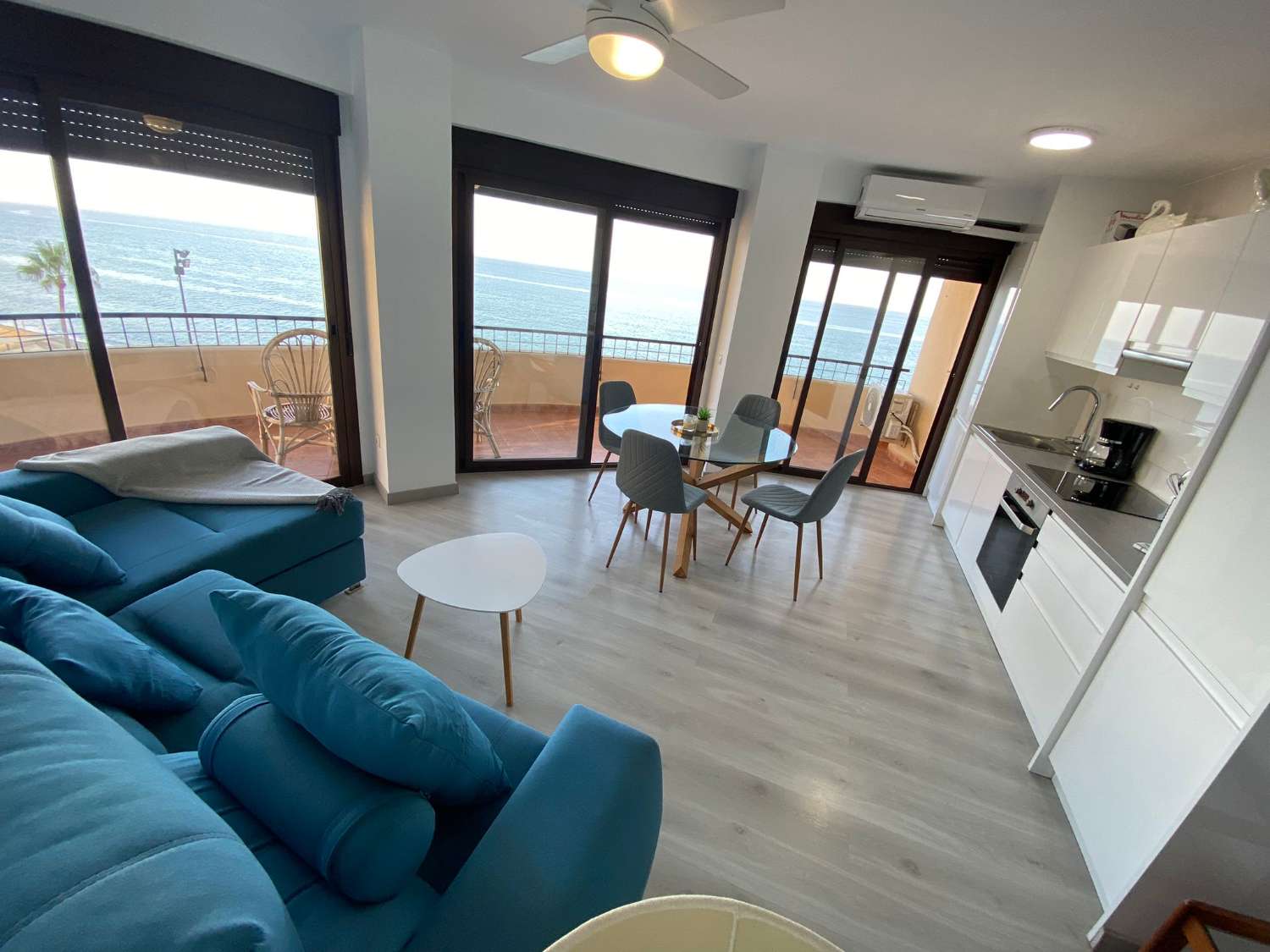 Vivienda Renovada con Vistas al Mar en Fuengirola: Tu Refugio Costero Perfecto