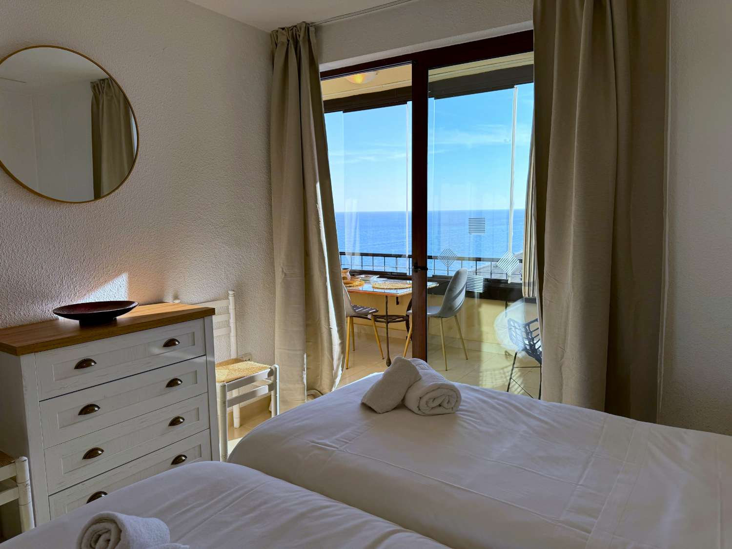 Fuengirola, 1 bedroom, panoramic views, Free Wi-Fi, swimming pool, First line beach.